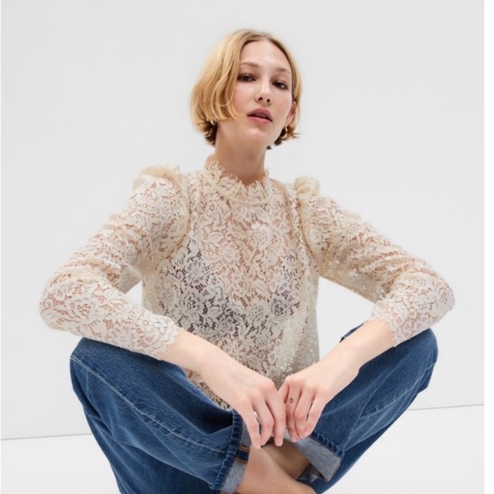 XXL GAP Puff Sleeve Ruffle Neck Lace Top